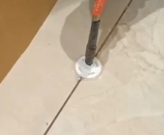 石楼瓷砖空鼓维修公司专业解答瓷砖在铺贴过程中，如果没有涂抹均匀到位的粘结材料（如水泥砂浆或瓷砖胶），可能会导致以下问题