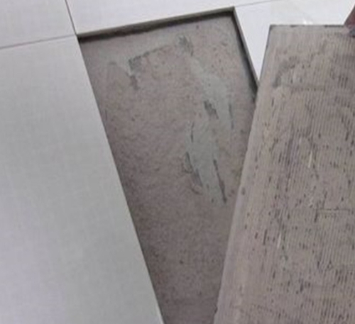 石楼瓷砖空鼓维修公司分享瓷砖铺贴时如果打浆（即涂抹在瓷砖背面和基层上的砂浆或瓷砖胶）过少，会带来以下问题